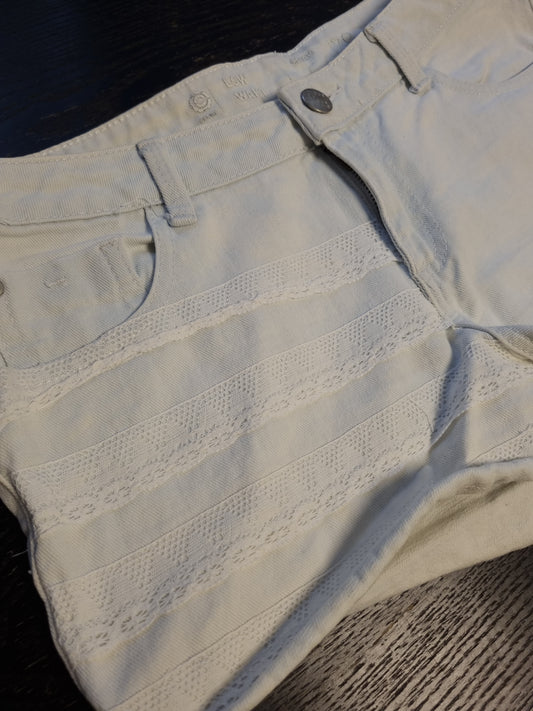 Hvit denimshorts med blonder - M