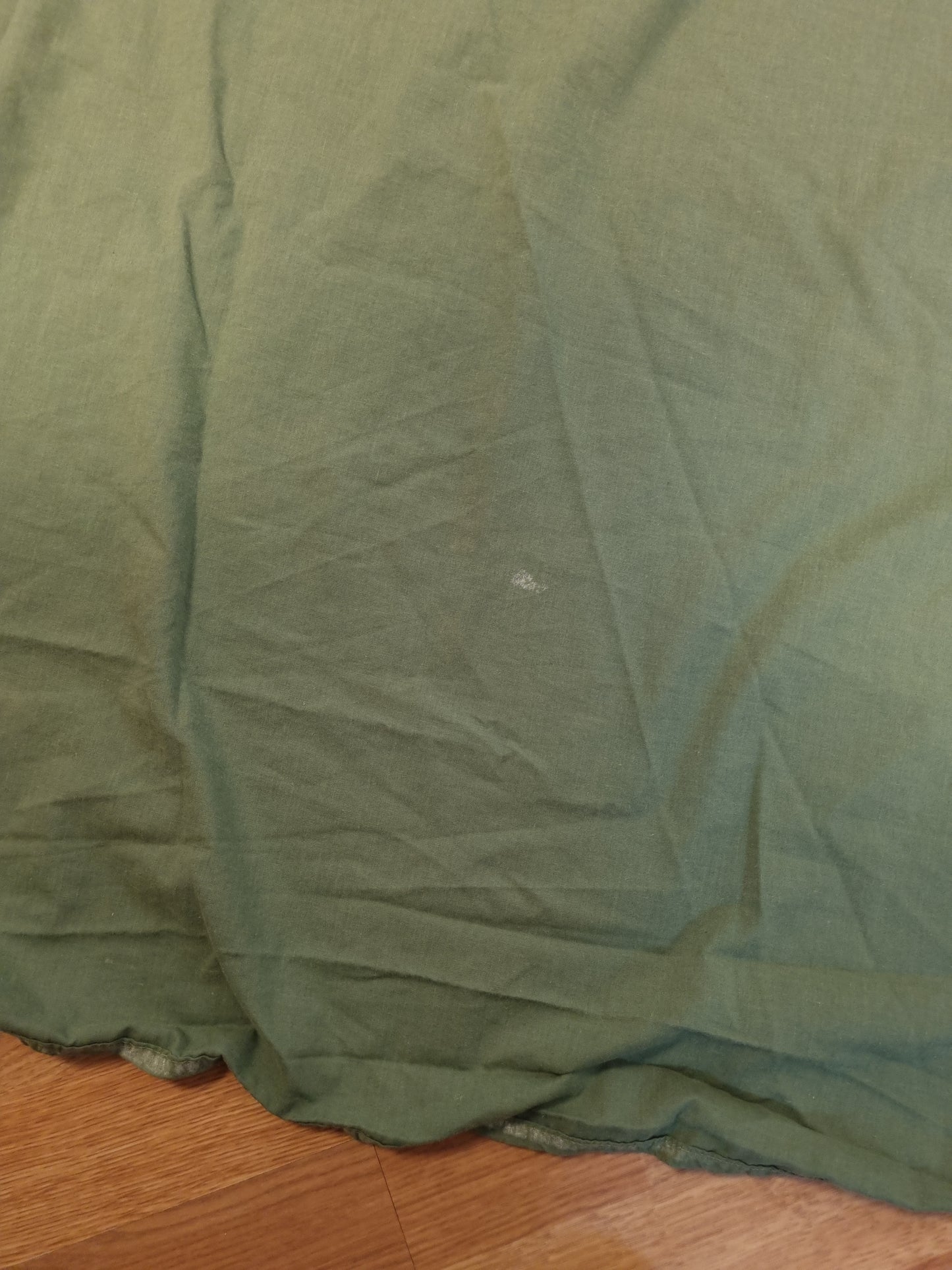 Grønt stoff 50/50 bomull og polyester.