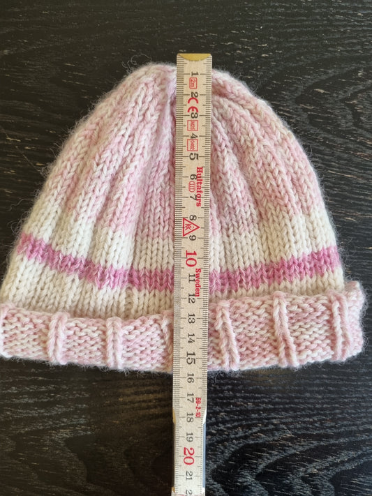 Hjemmestrikket lue rosa og hvit - ca. 1–1,5 år