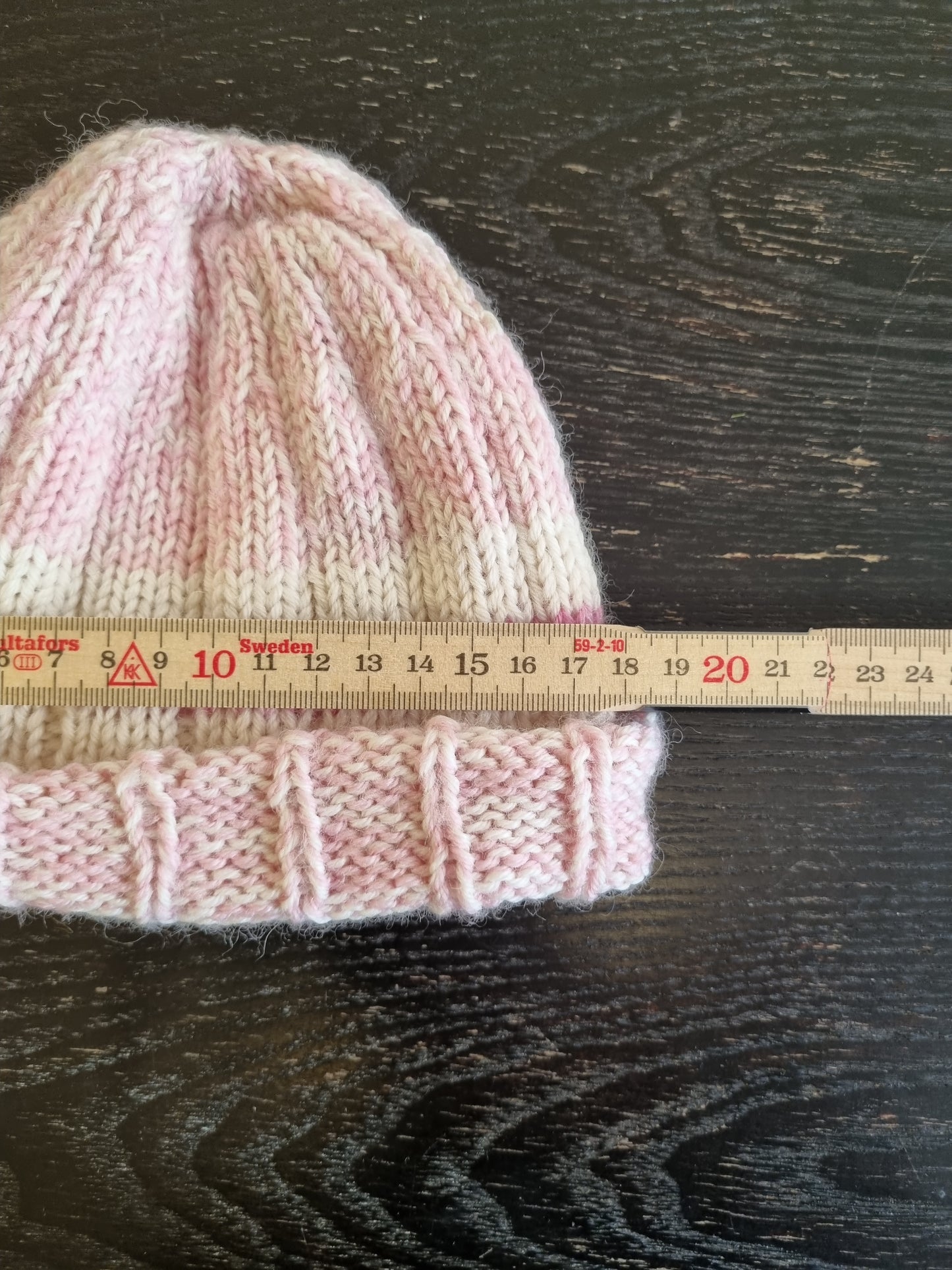Hjemmestrikket lue rosa og hvit - ca. 1–1,5 år