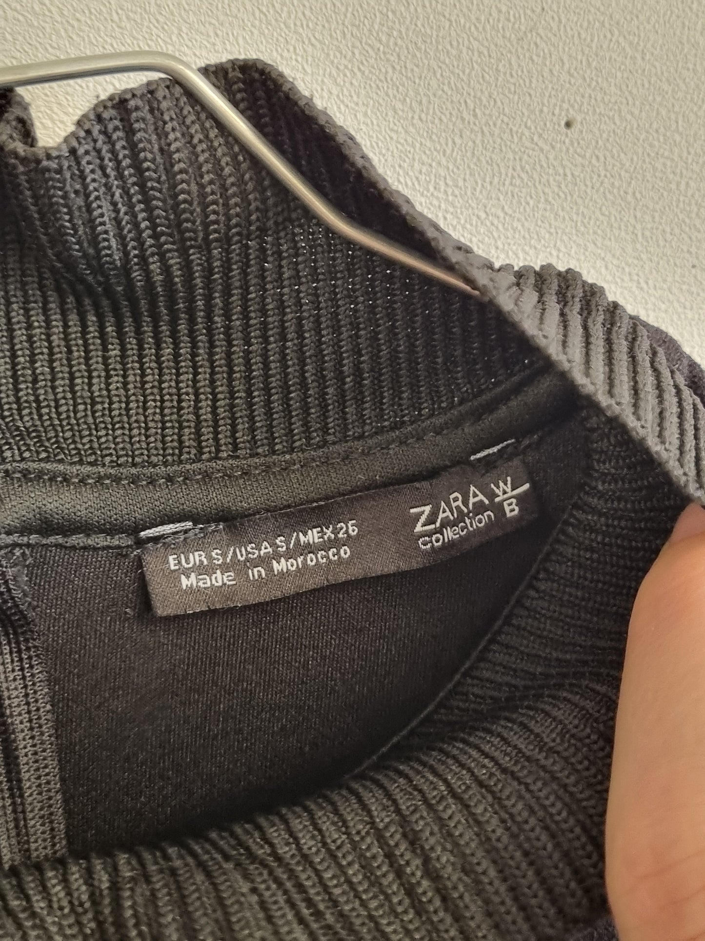 Svart kjole med volangdetaljer / Zara W&B - S