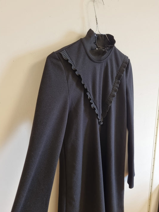 Svart kjole med volang / Zara - S