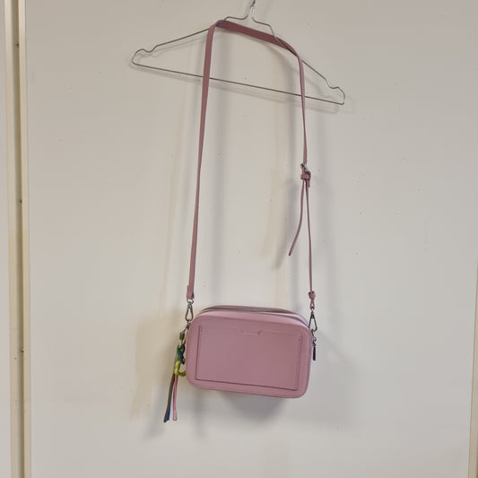 Rosa liten crossbodyveske med fargerik pynt