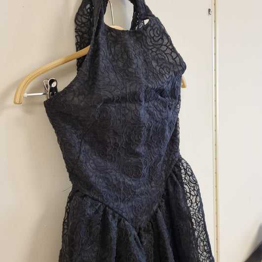 Svart halterneck-kjole med blonder / H&M - XXS
