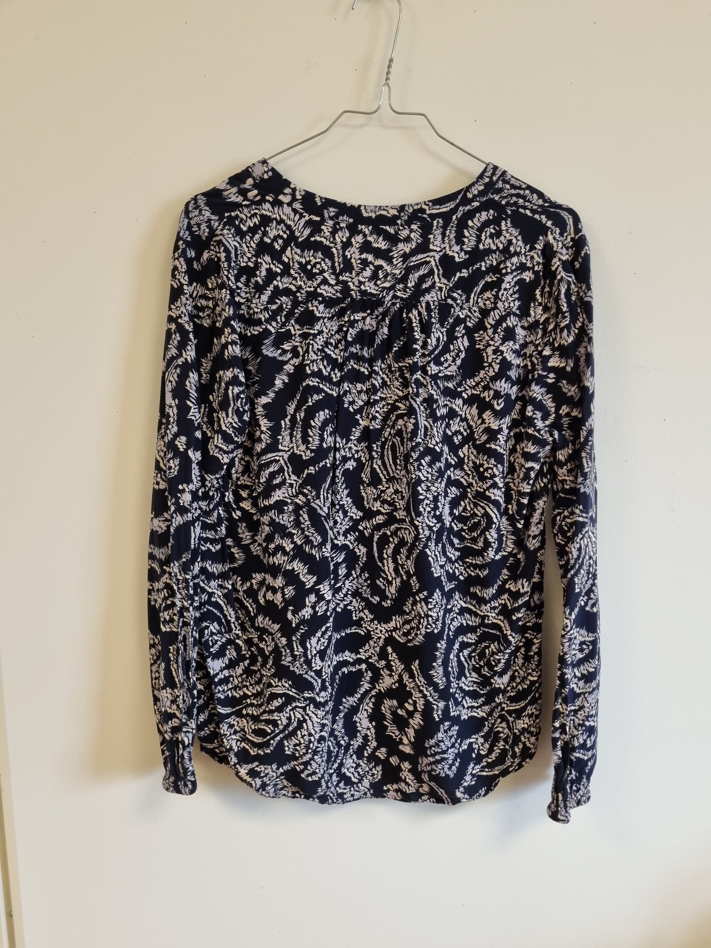 Svart mønstret bluse / Saint Tropez - S