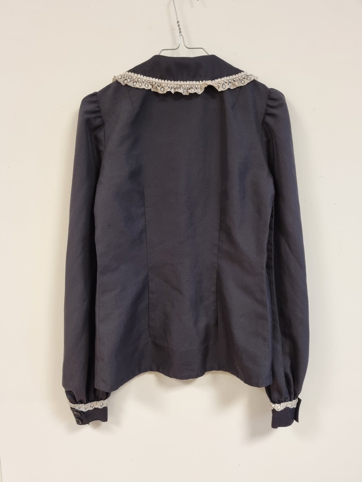 Svart bluse med blonder - ca. S