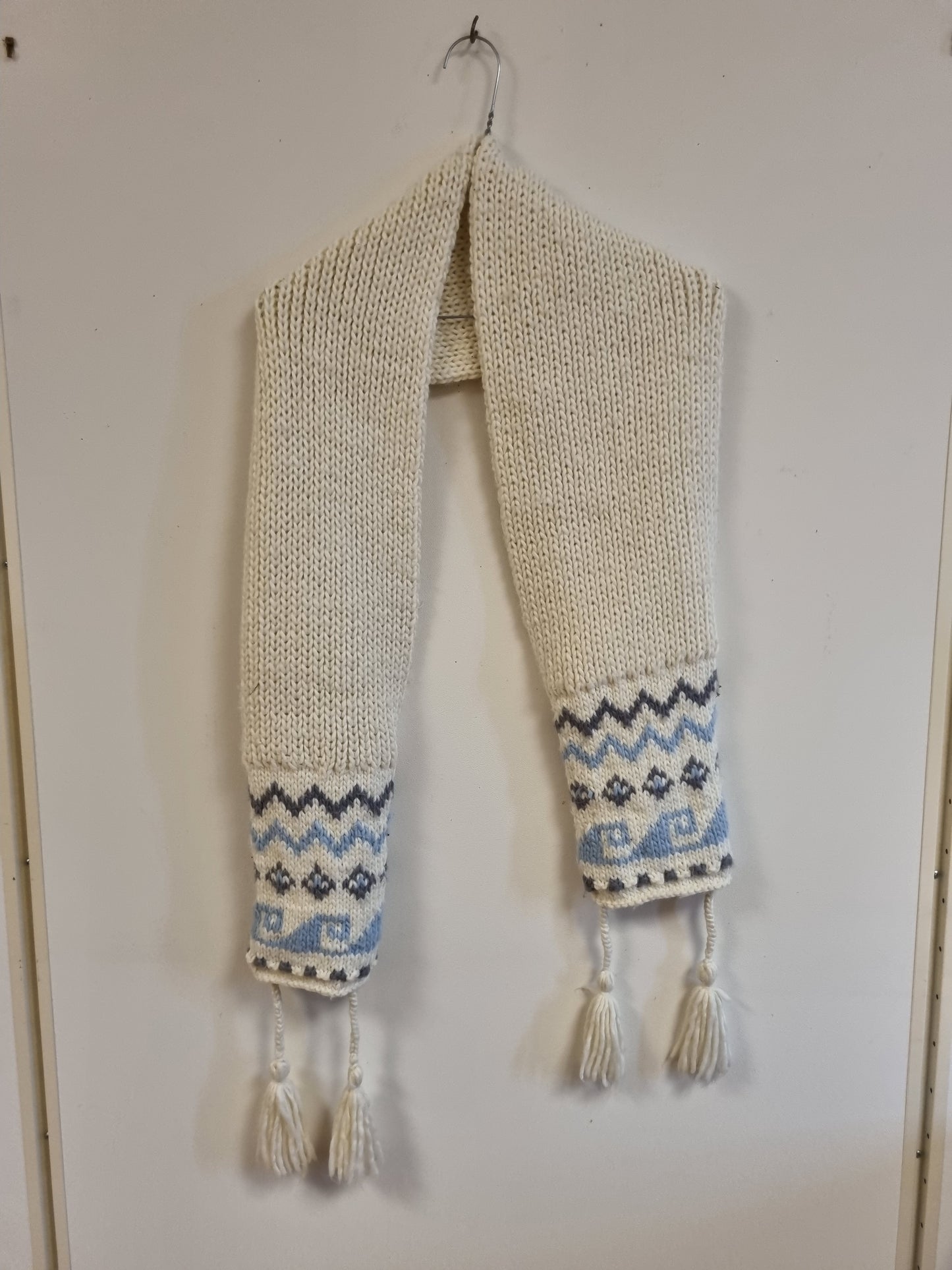 Kremfarget mønsterskjerf med dusker - 145 x 23 cm