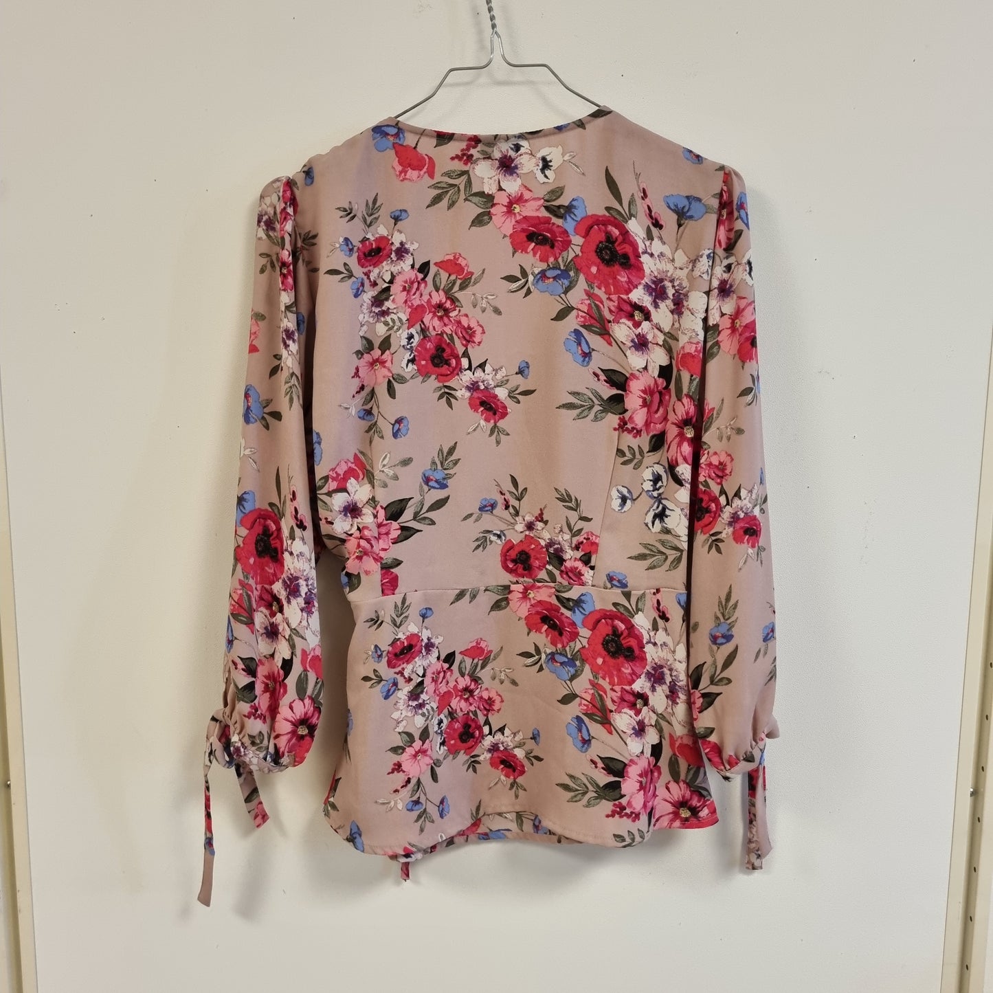 Blomstrete omslagsbluse - 40