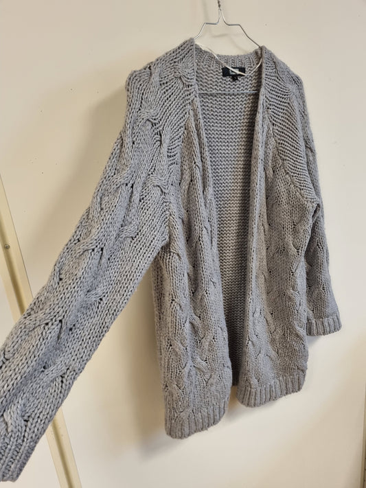 Lysegrå cardigan med kabelstrikk - S
