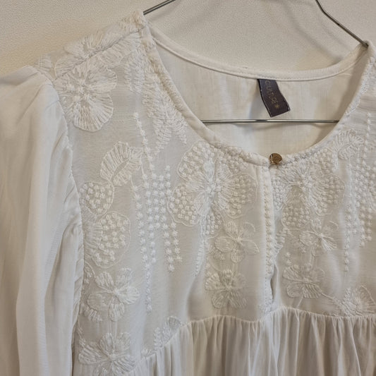 Hvit tunikabluse med broderi / Culture - M