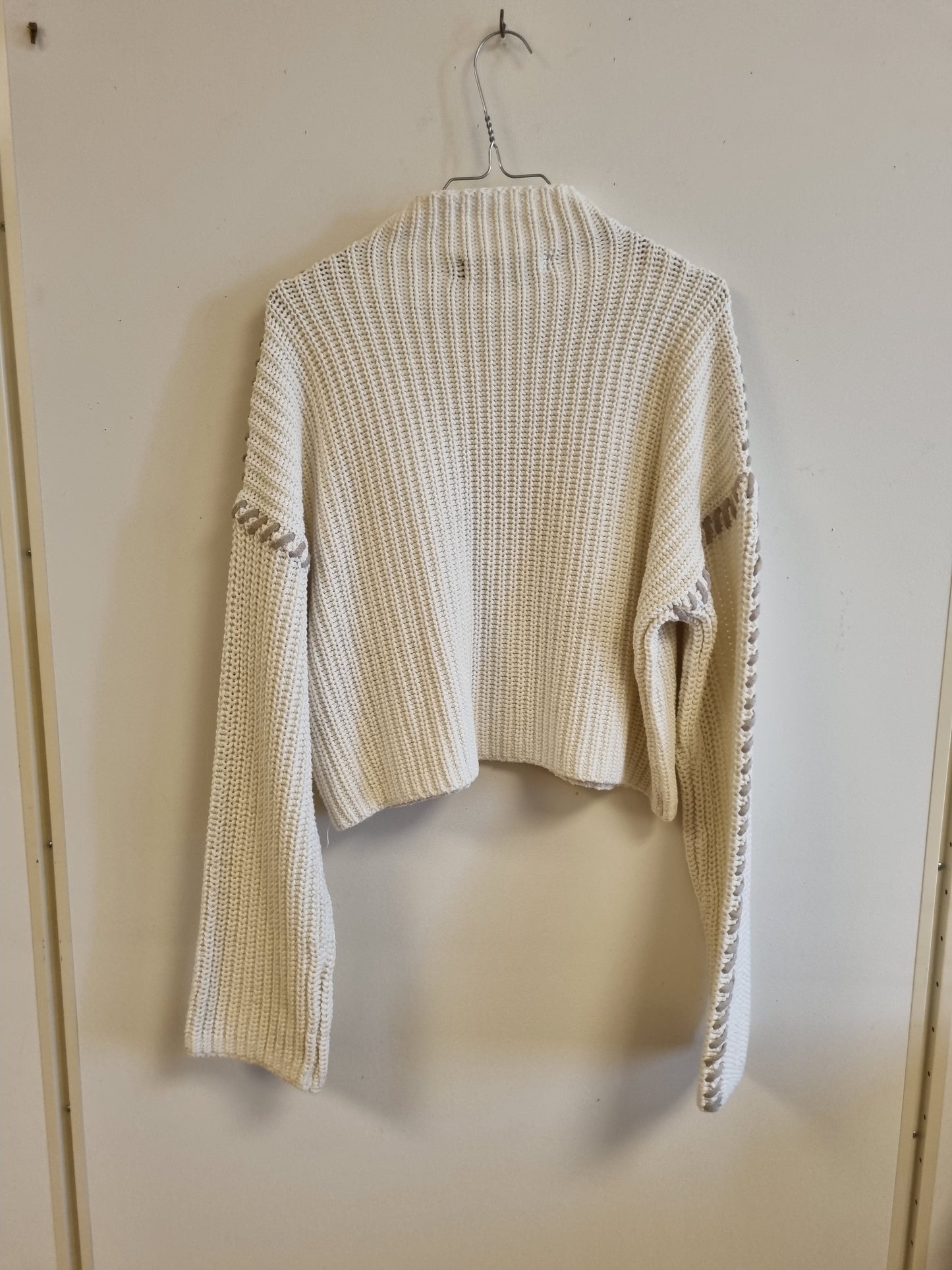 Hvit strikkegenser med beige detaljer – L