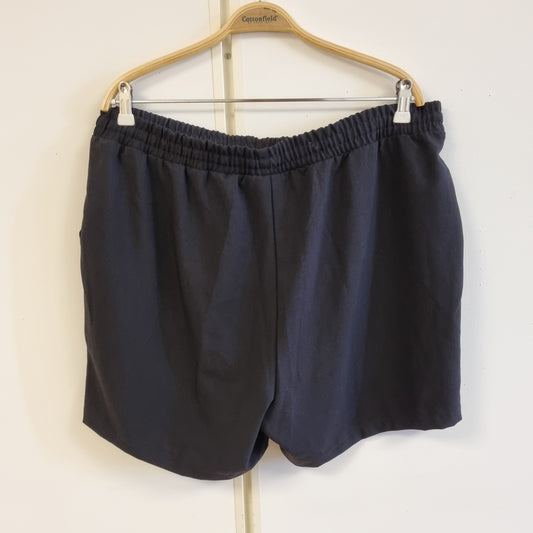 Svart shorts / Zizzi – M
