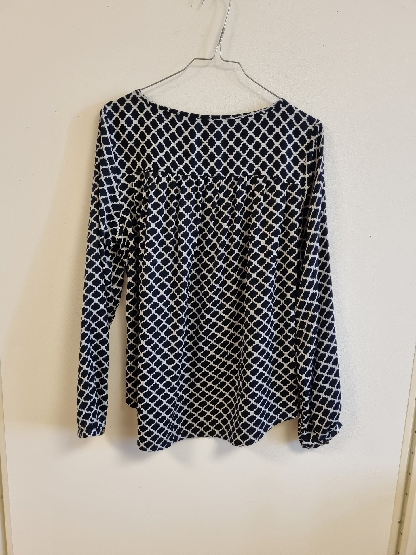 Mørk blå mønstret bluse – 40
