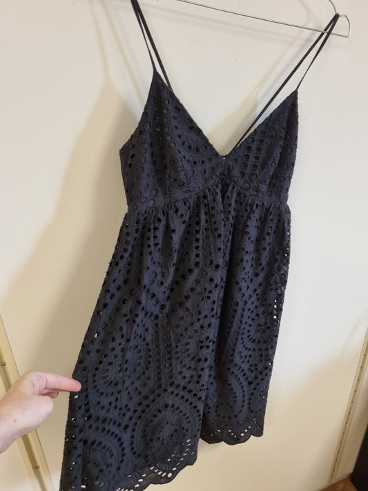 Svart kjole med hullbroderi – XS