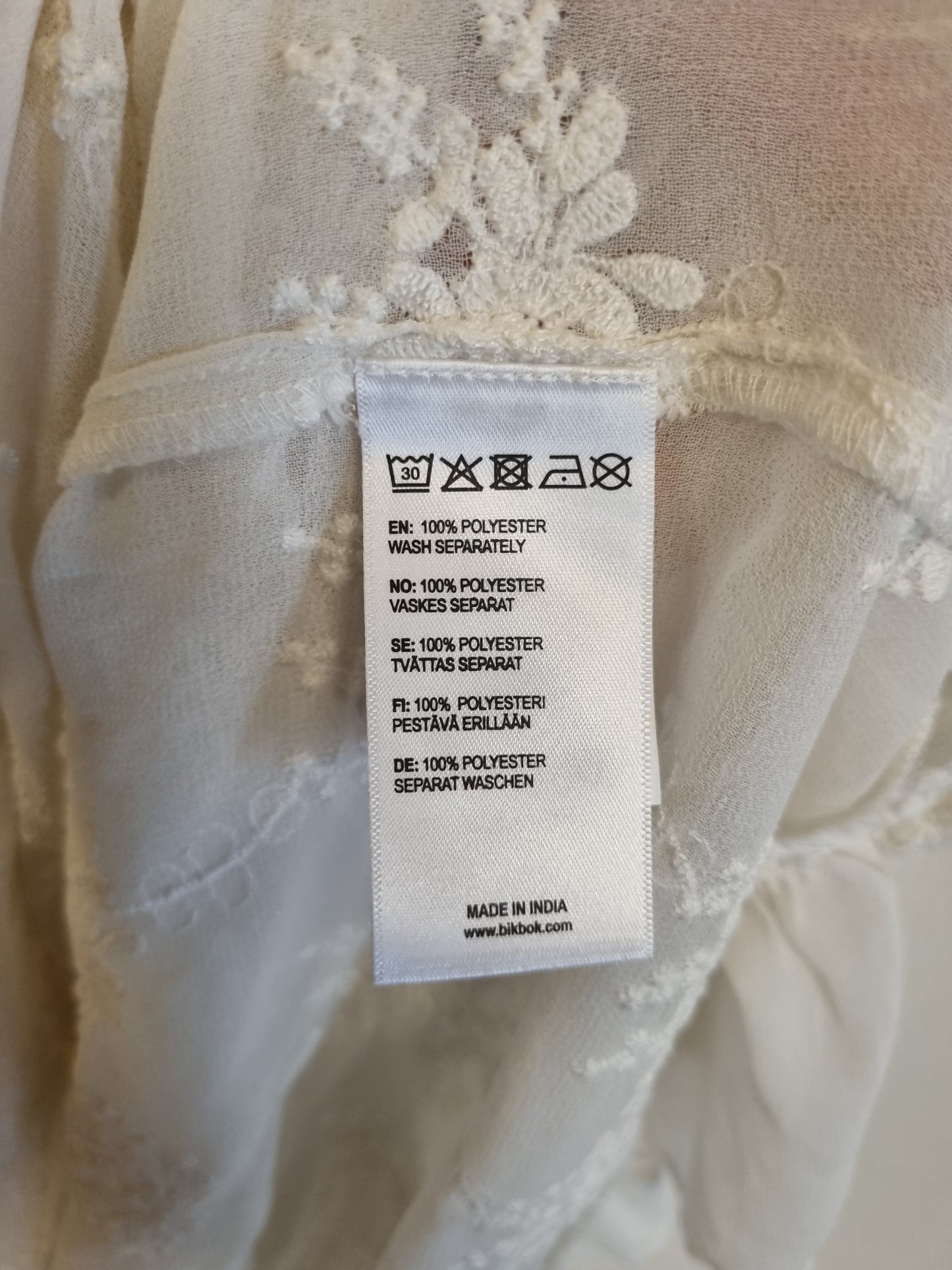 Hvit brodert maxikjole – M
