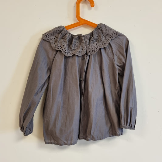 Grå bluse med stor brodert krage – 110