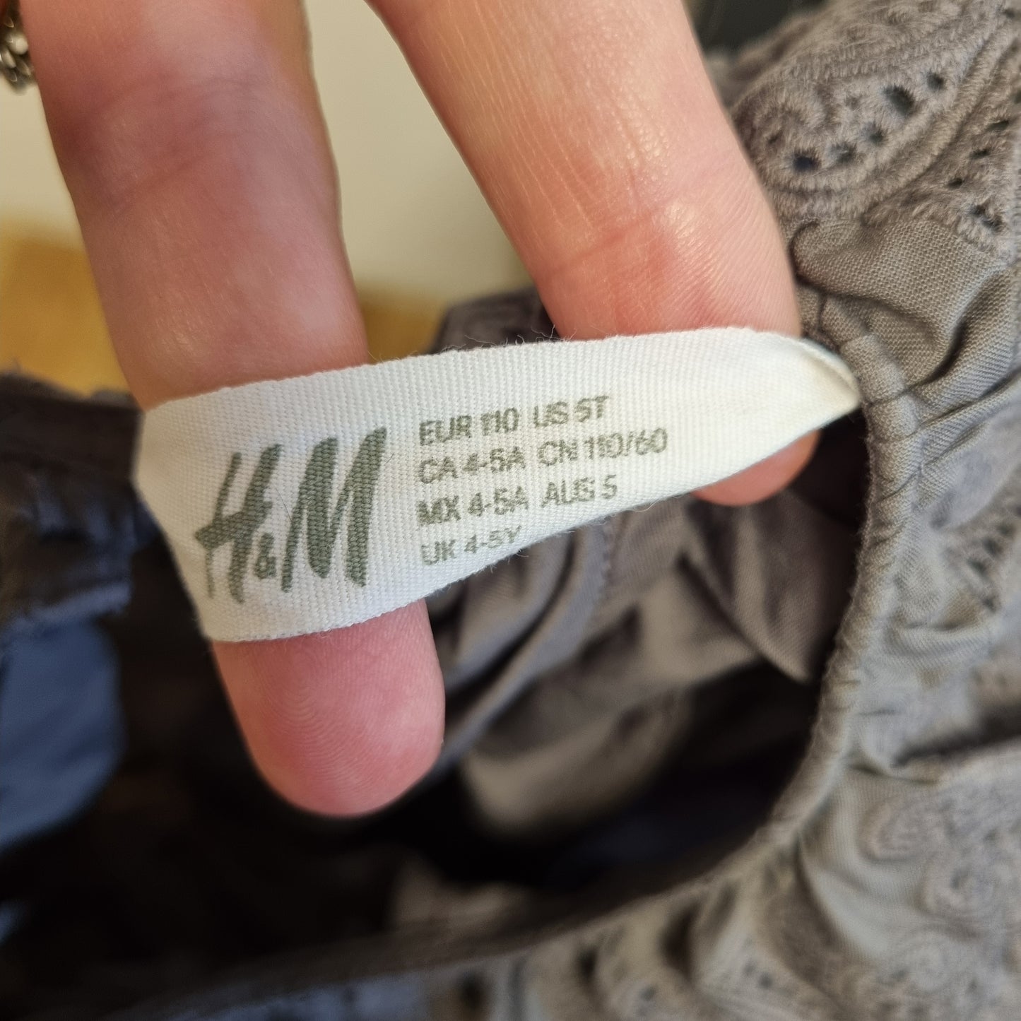 Grå bluse med stor brodert krage – 110