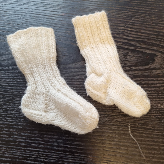 Hjemmestrikket babysokker