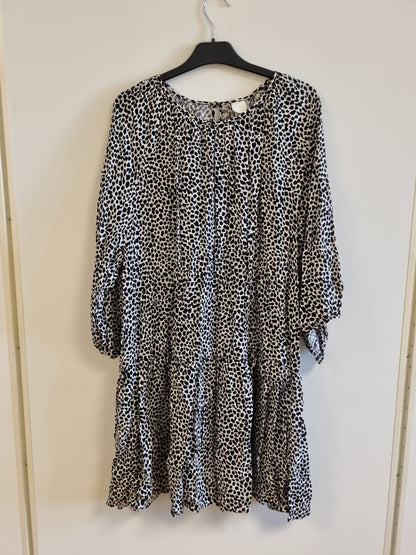 H&M Leopardmønstret kjole - XL