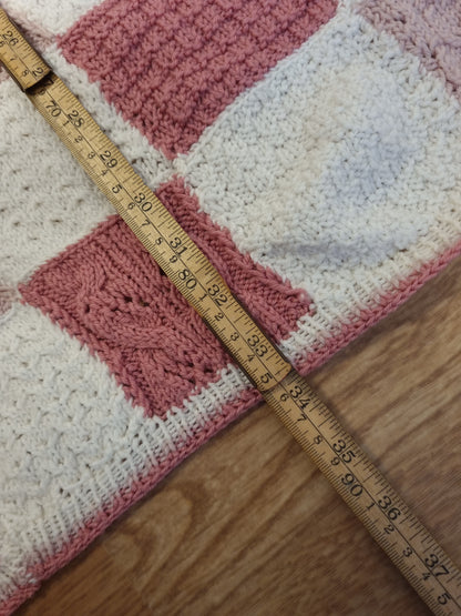 Hjemmestrikket babyteppe