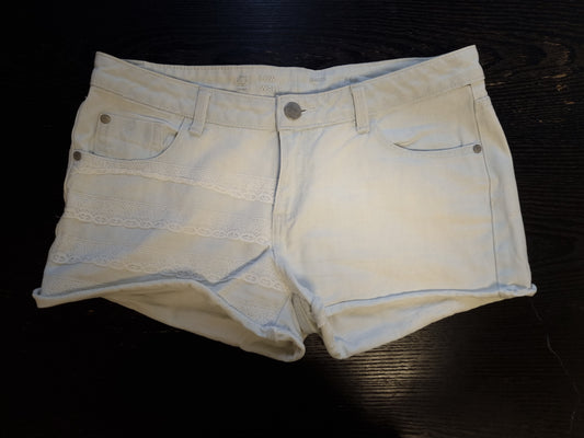 Hvit denimshorts med blonder - M