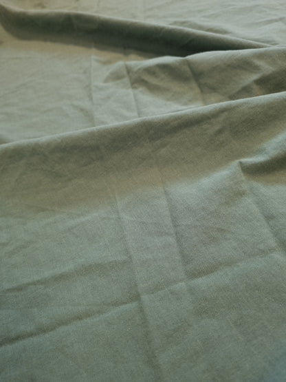 Grønt stoff 50/50 bomull og polyester.