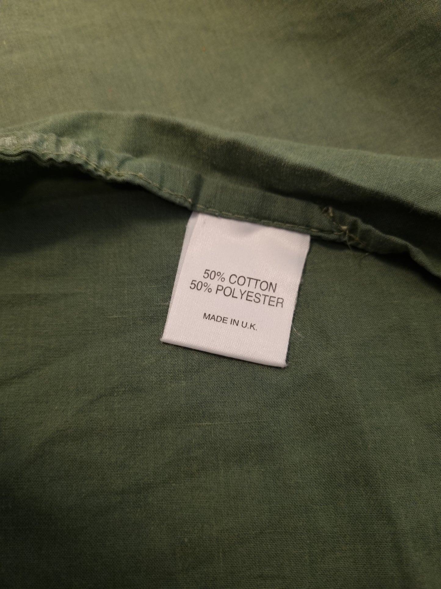 Grønt stoff 50/50 bomull og polyester.