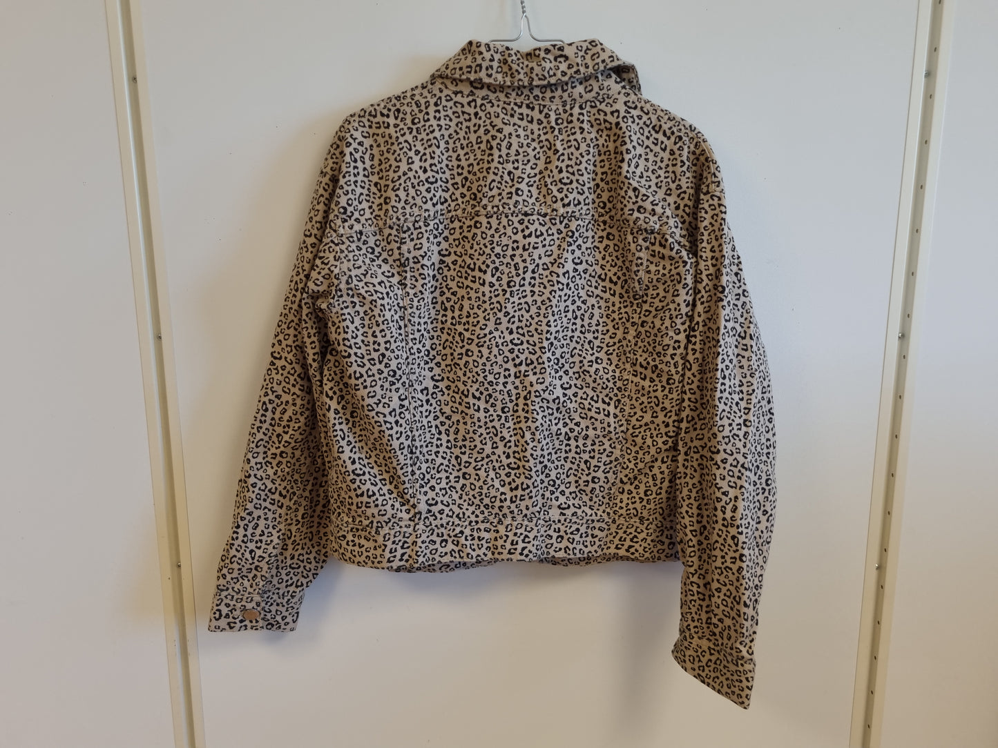 Leopardmønstret denimjakke - L