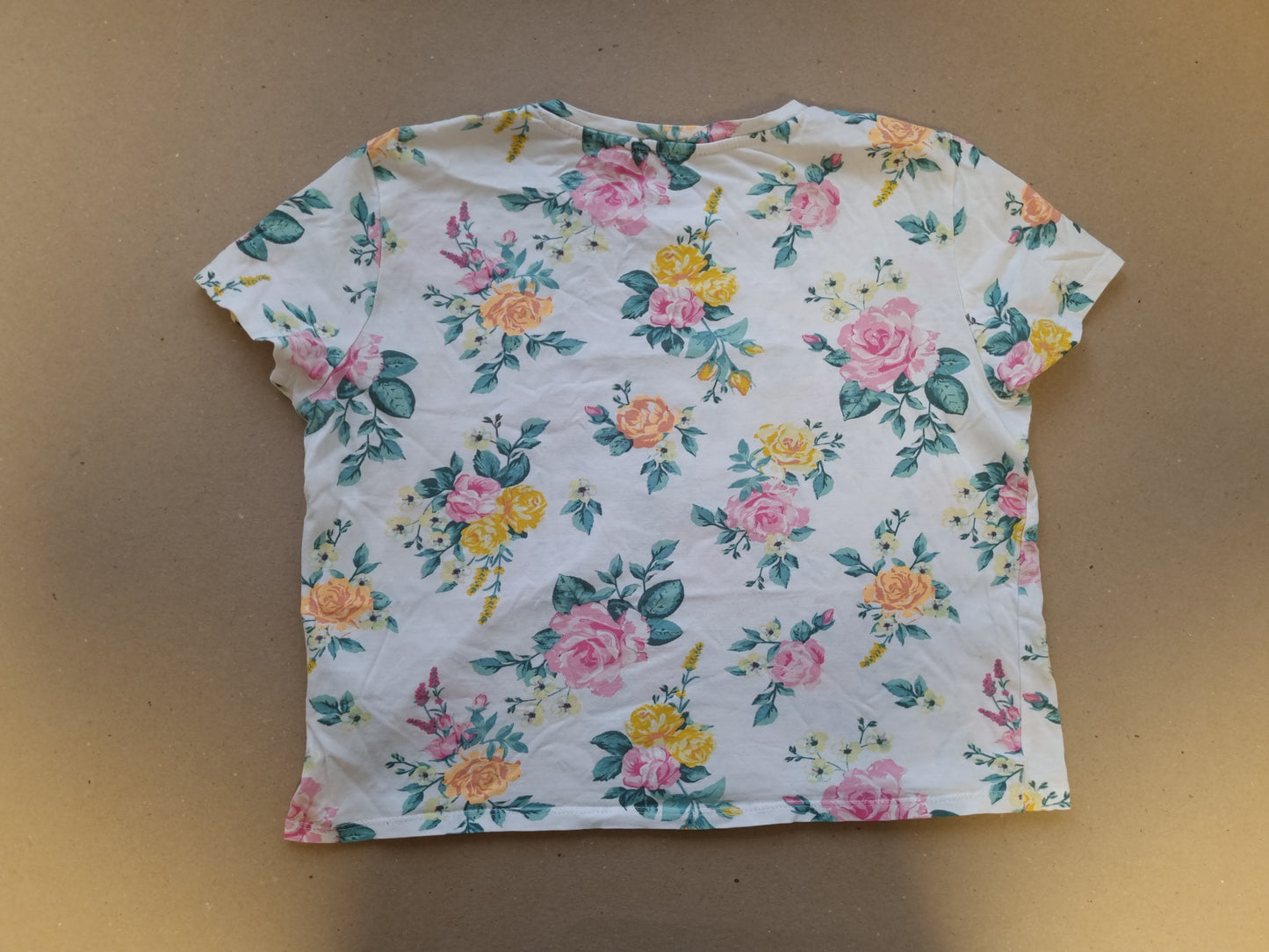 Hvit cropped t-skjorte med blomster - 146