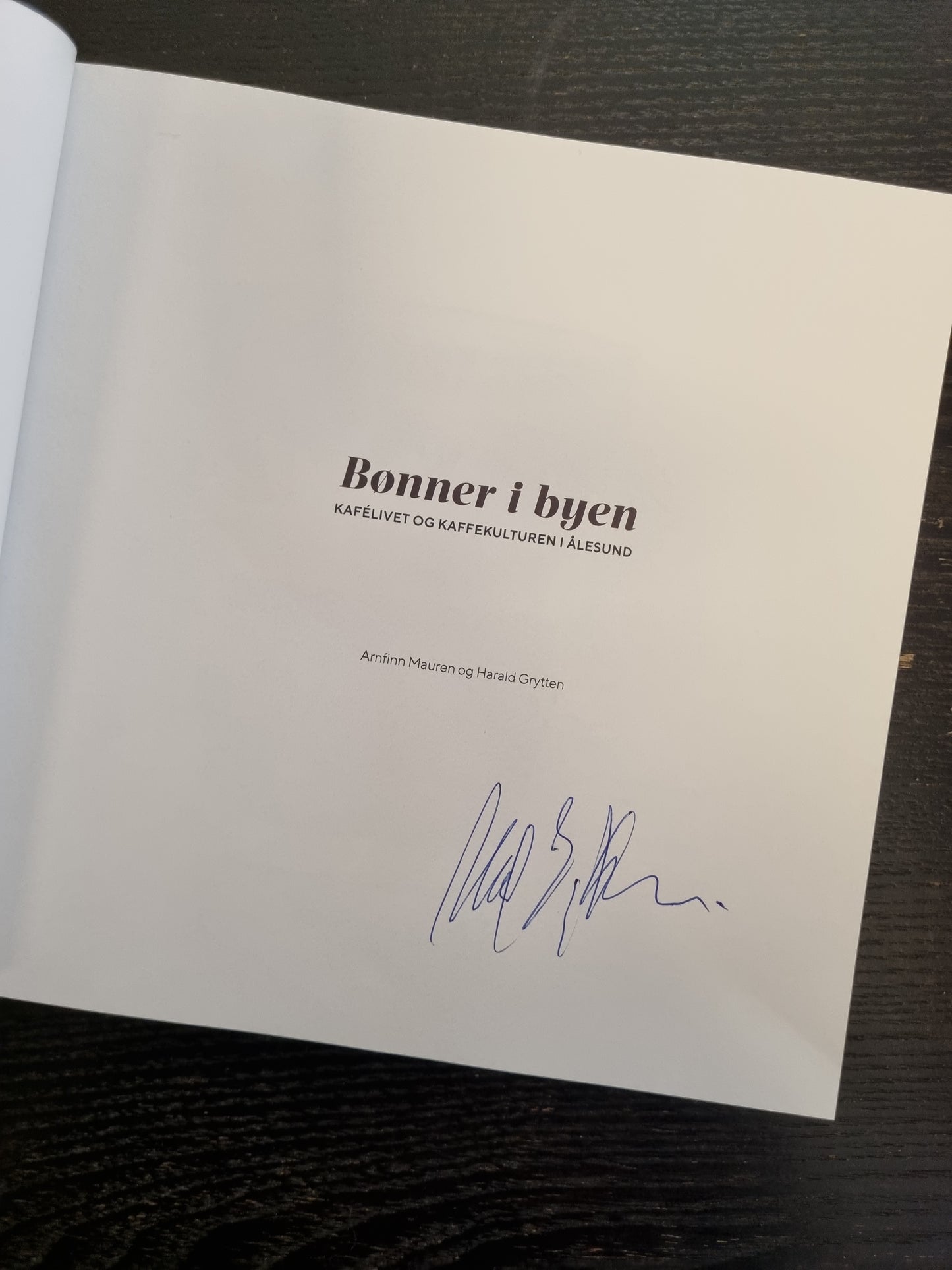 Bønner i byen – kafélivet og kaffekulturen i Ålesund – signert utgave
