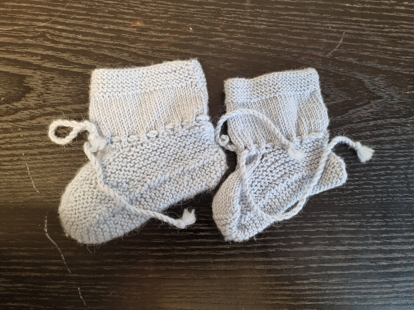 Hjemmestrikket babytøfler - 6/12 mnd
