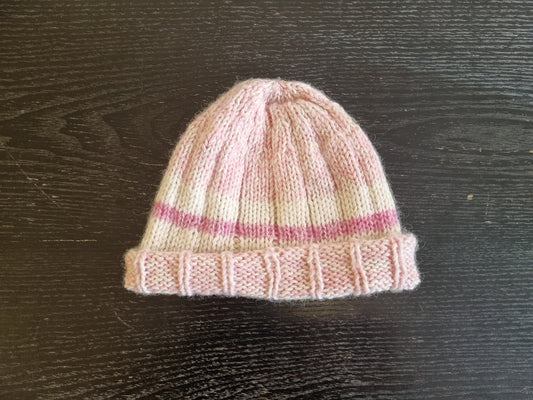 Hjemmestrikket lue rosa og hvit - ca. 1–1,5 år