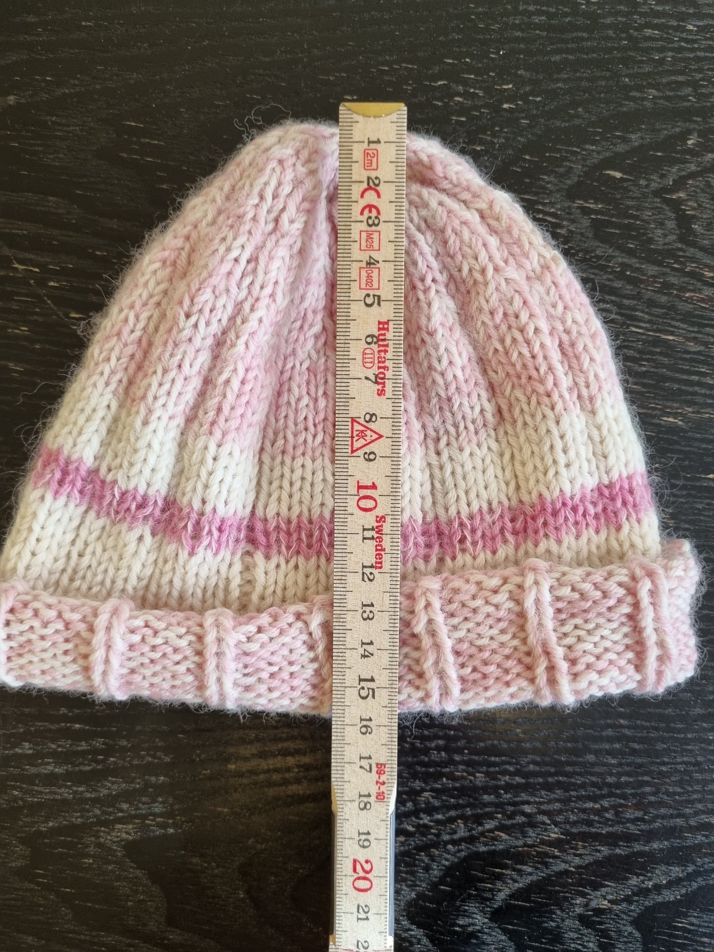 Hjemmestrikket lue rosa og hvit - ca. 1–1,5 år