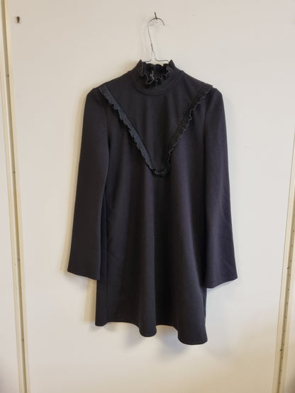 Svart kjole med volangdetaljer / Zara W&B - S