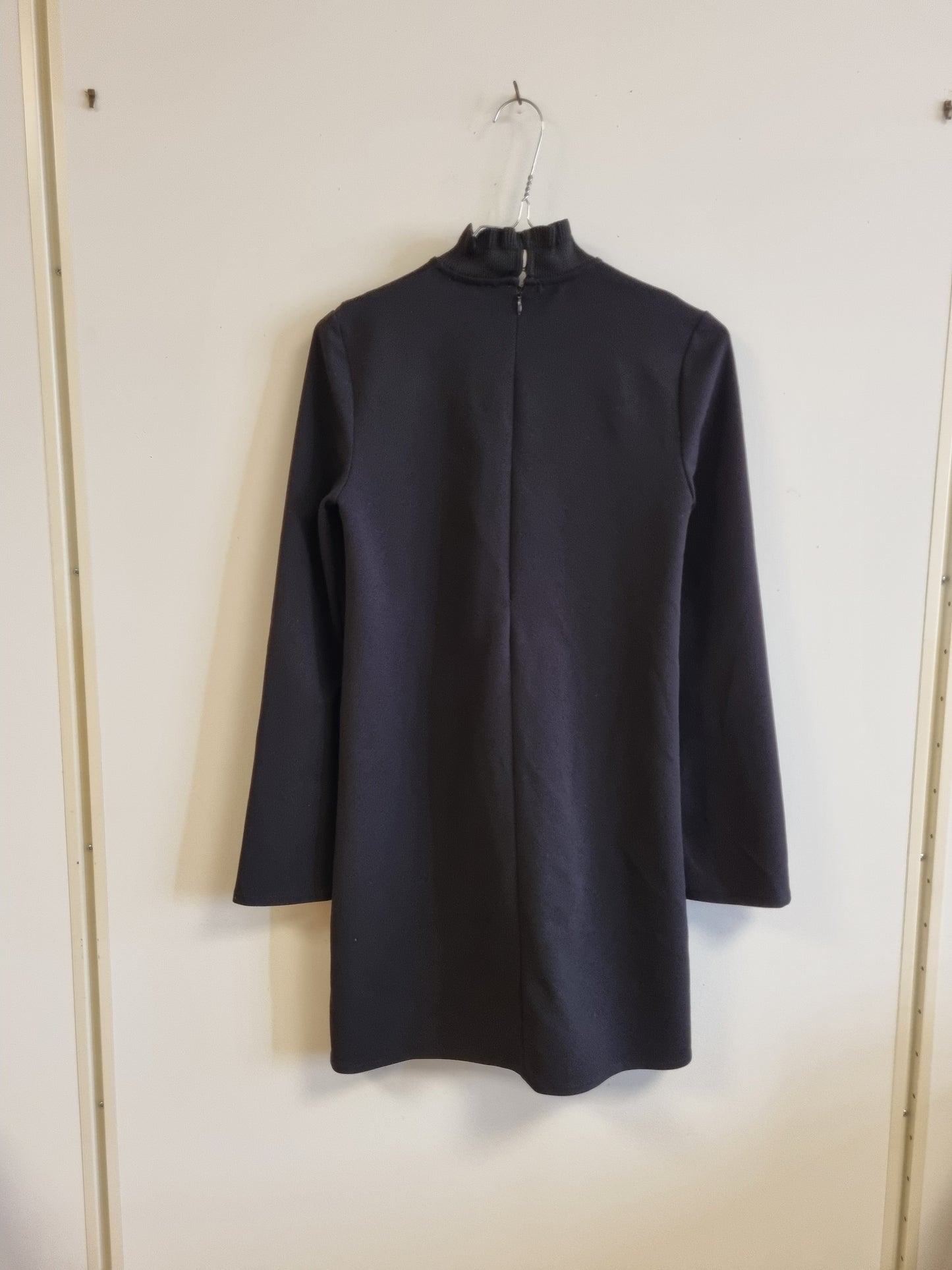 Svart kjole med volangdetaljer / Zara W&B - S