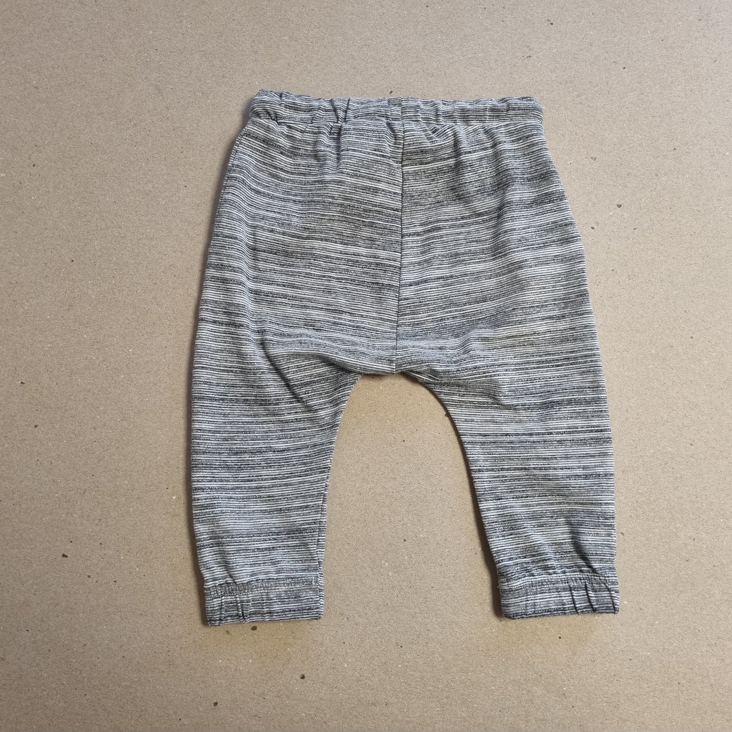 Grå bukse med striper / H&M - 74