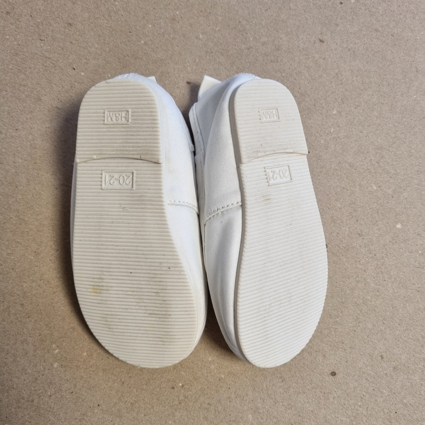 Hvite tøysko med sløyfe / H&M - 20/21