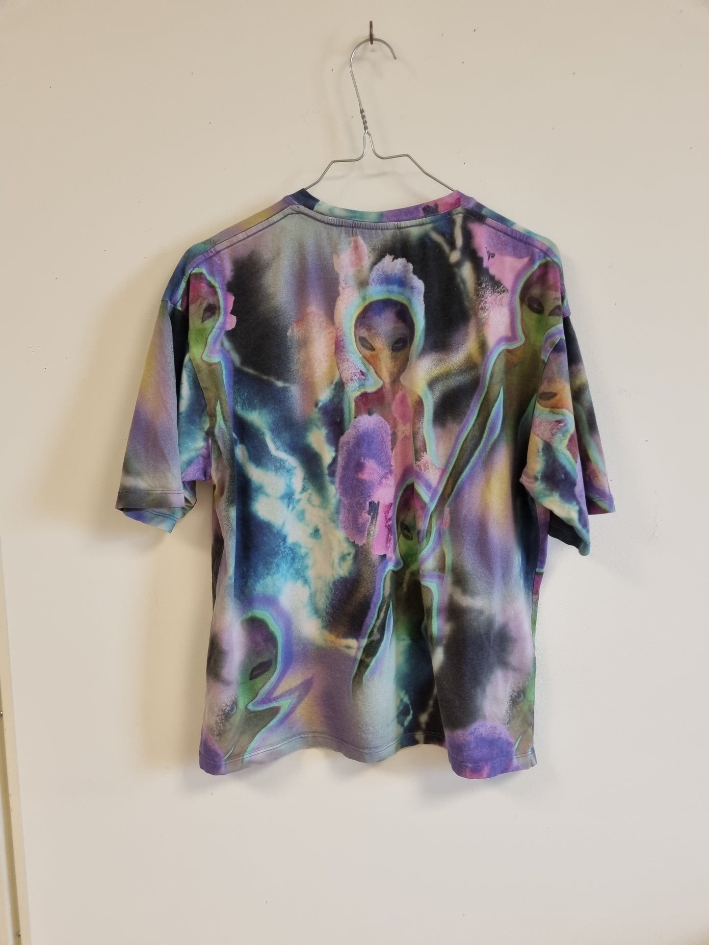 Fargerik t-skjorte med aliens / Junkyard - XS