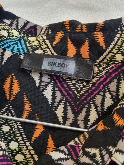 Ermeløs bluse med sikksakk mønser - M