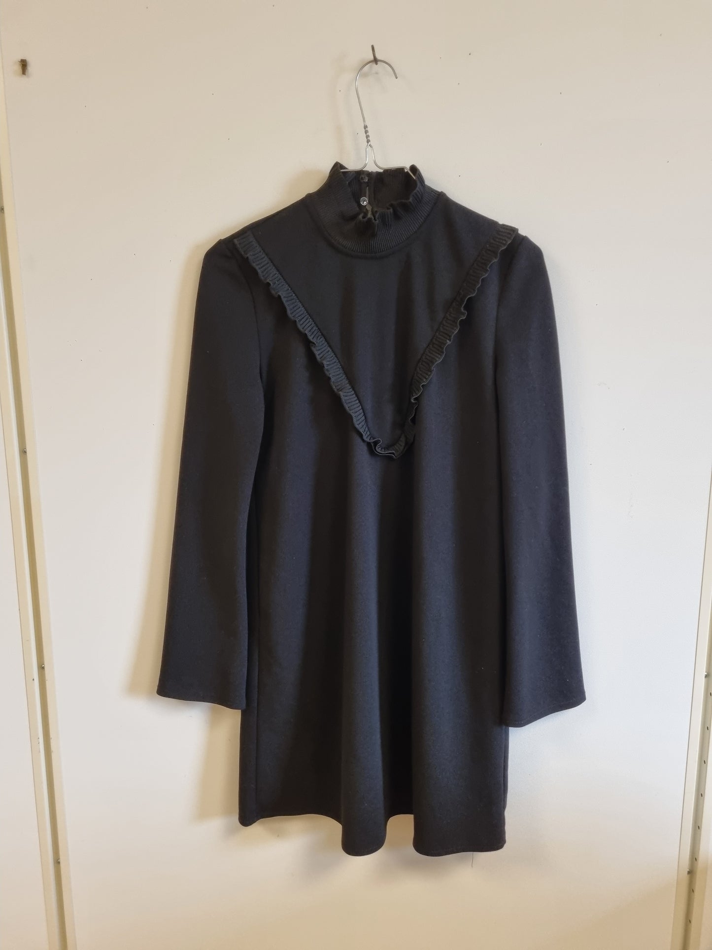 Svart kjole med volang / Zara - S
