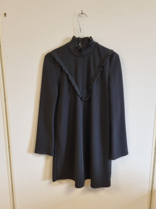 Svart kjole med volang / Zara - S