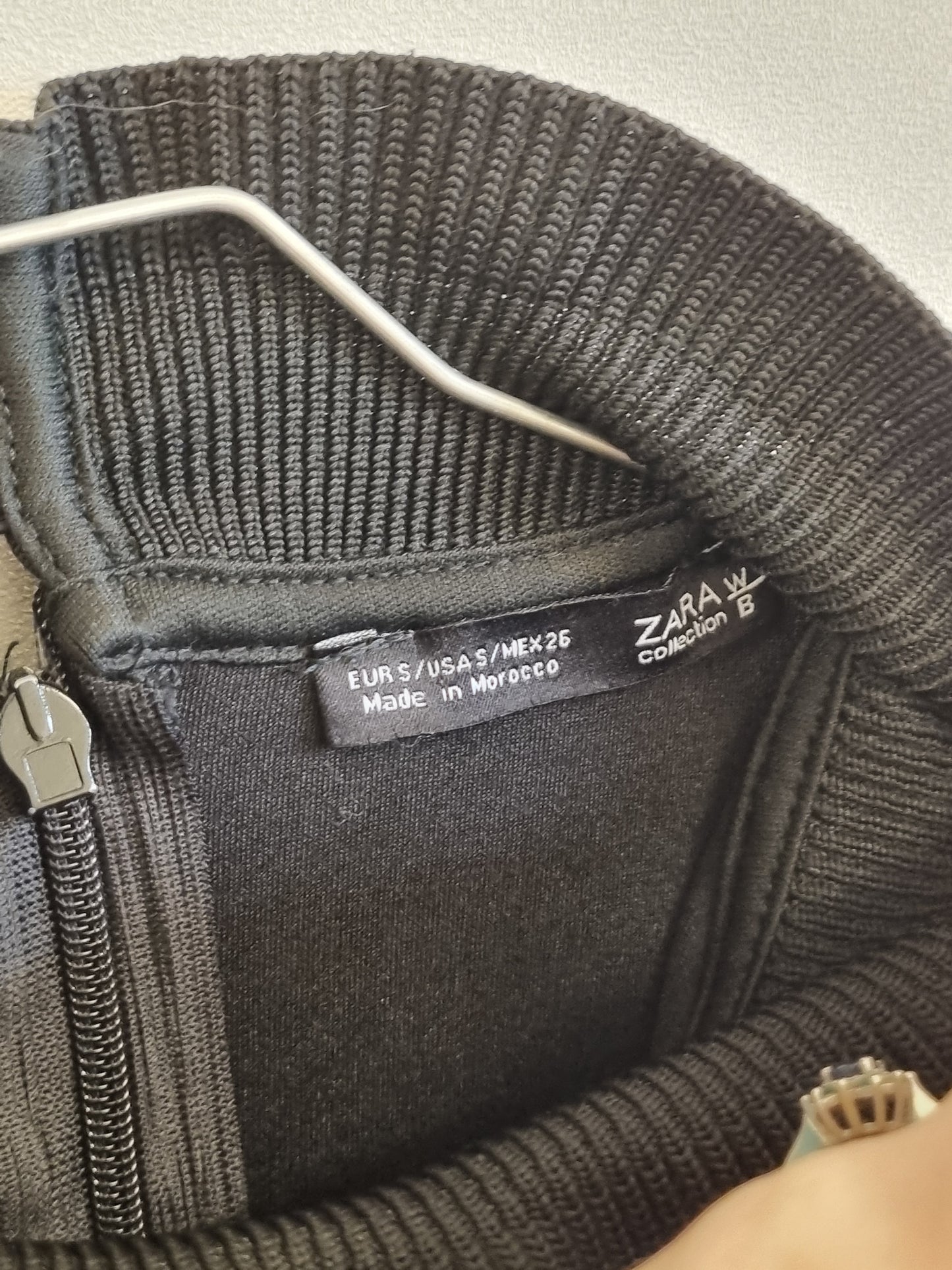 Svart kjole med volang / Zara - S