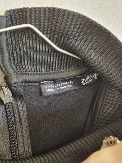 Svart kjole med volang / Zara - S