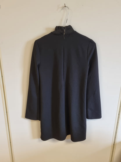 Svart kjole med volang / Zara - S