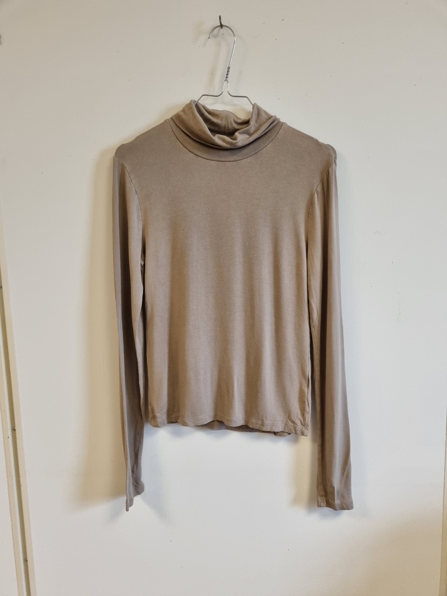 Beige høyhalset topp / Bik Bok - M