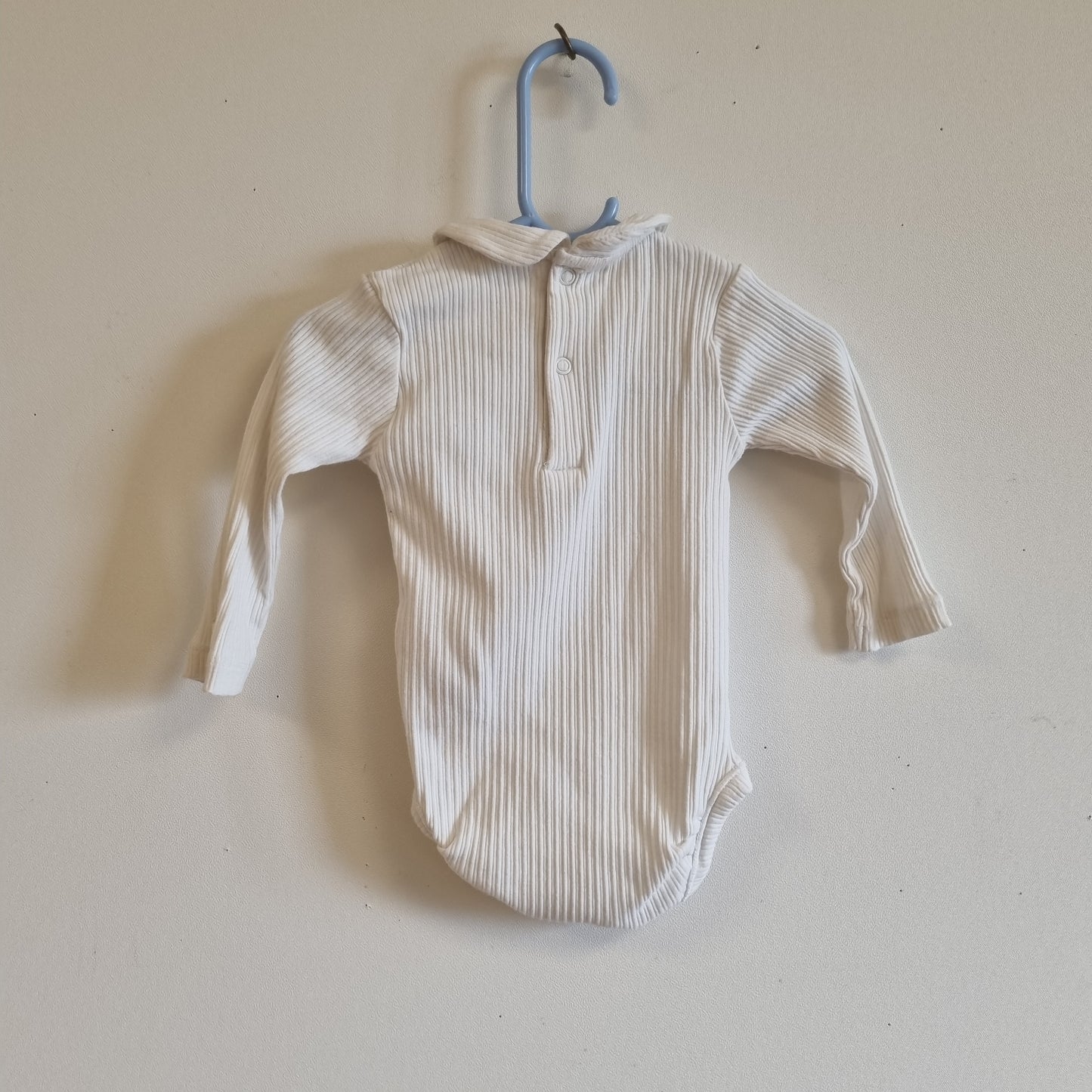 Hvit ribbet body med krage / Newbie - 74