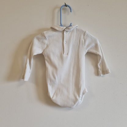 Hvit ribbet body med krage / Newbie - 74