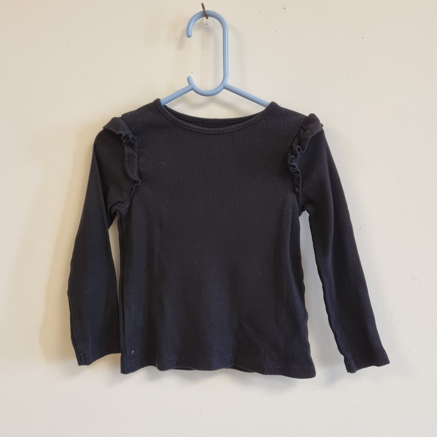 Svart trøye med volanger / H&M - 98/104