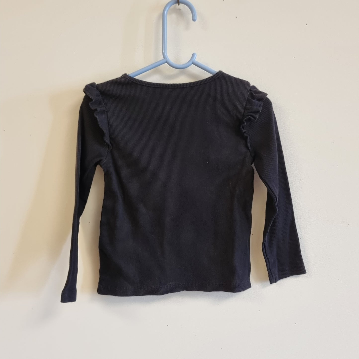 Svart trøye med volanger / H&M - 98/104