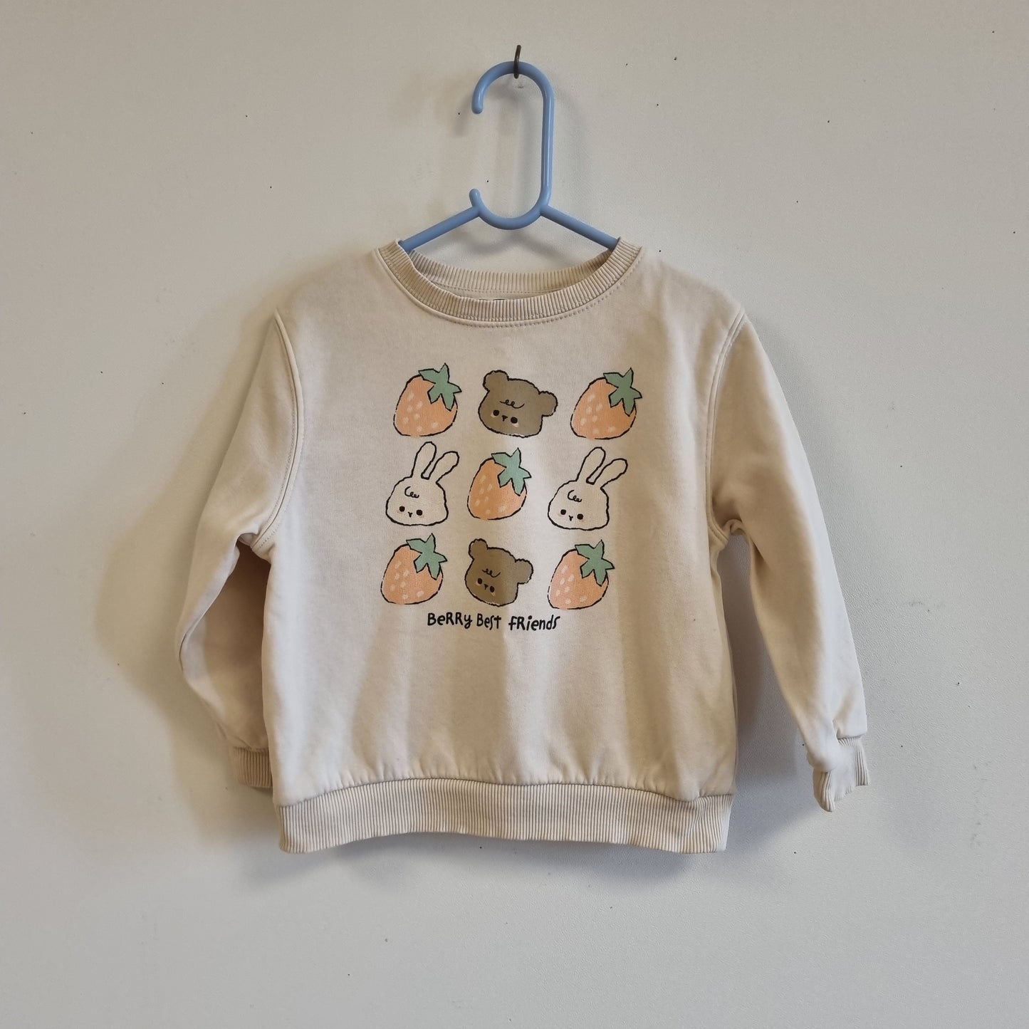 Kremhvit genser med jordbær / H&M - 98/104